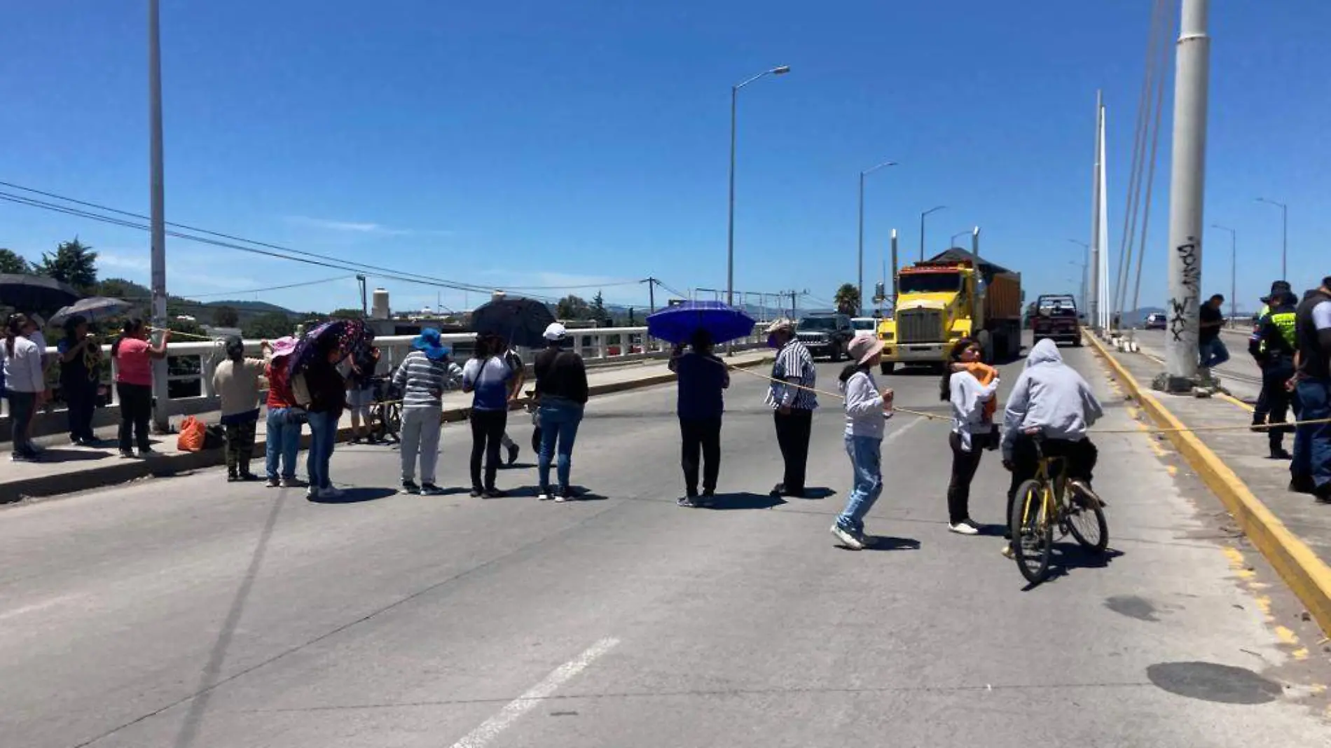 Vecinos bloquean puente de La Resurrección para exigir ampliación de red de agua potable dos